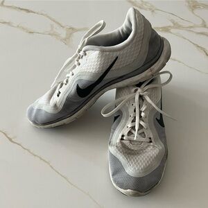 Size 8.5 Nike tennis shoes for sale. Good/Used condition.